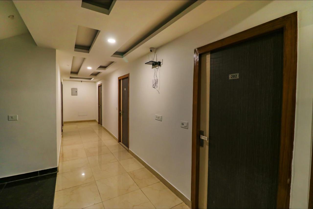 Отель Fabexpress Dolphin International Near Delhi Airport Нью-Дели Экстерьер фото